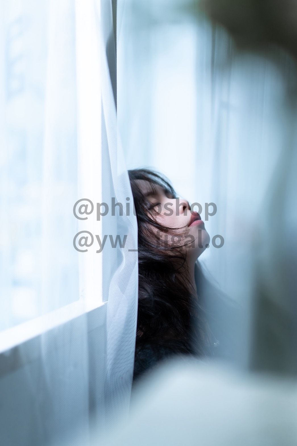 Philtoshp人像攝影作品-憂鬱藍調控制不住地灑滿整個房間