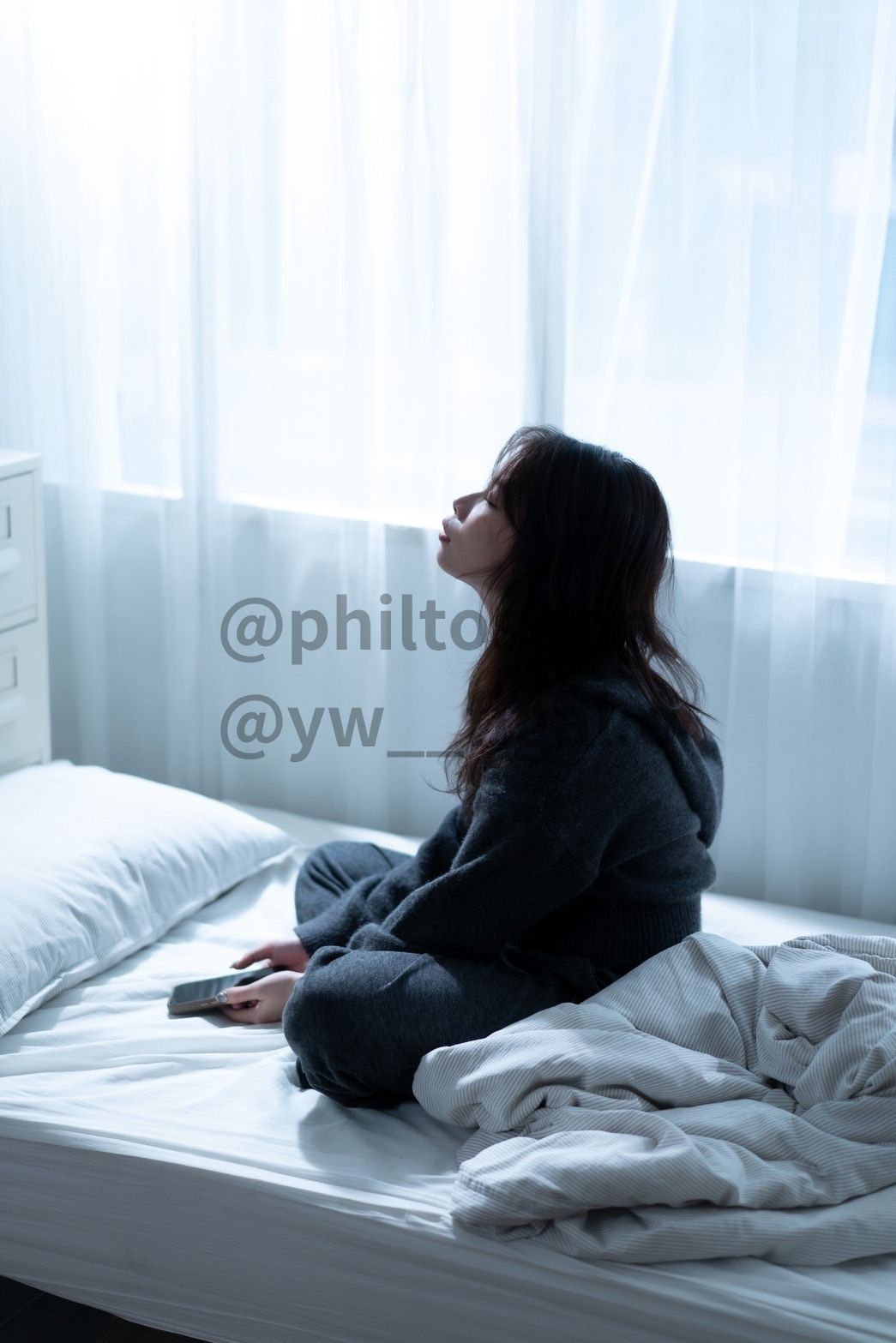 Philtoshp人像攝影作品-憂鬱藍調控制不住地灑滿整個房間