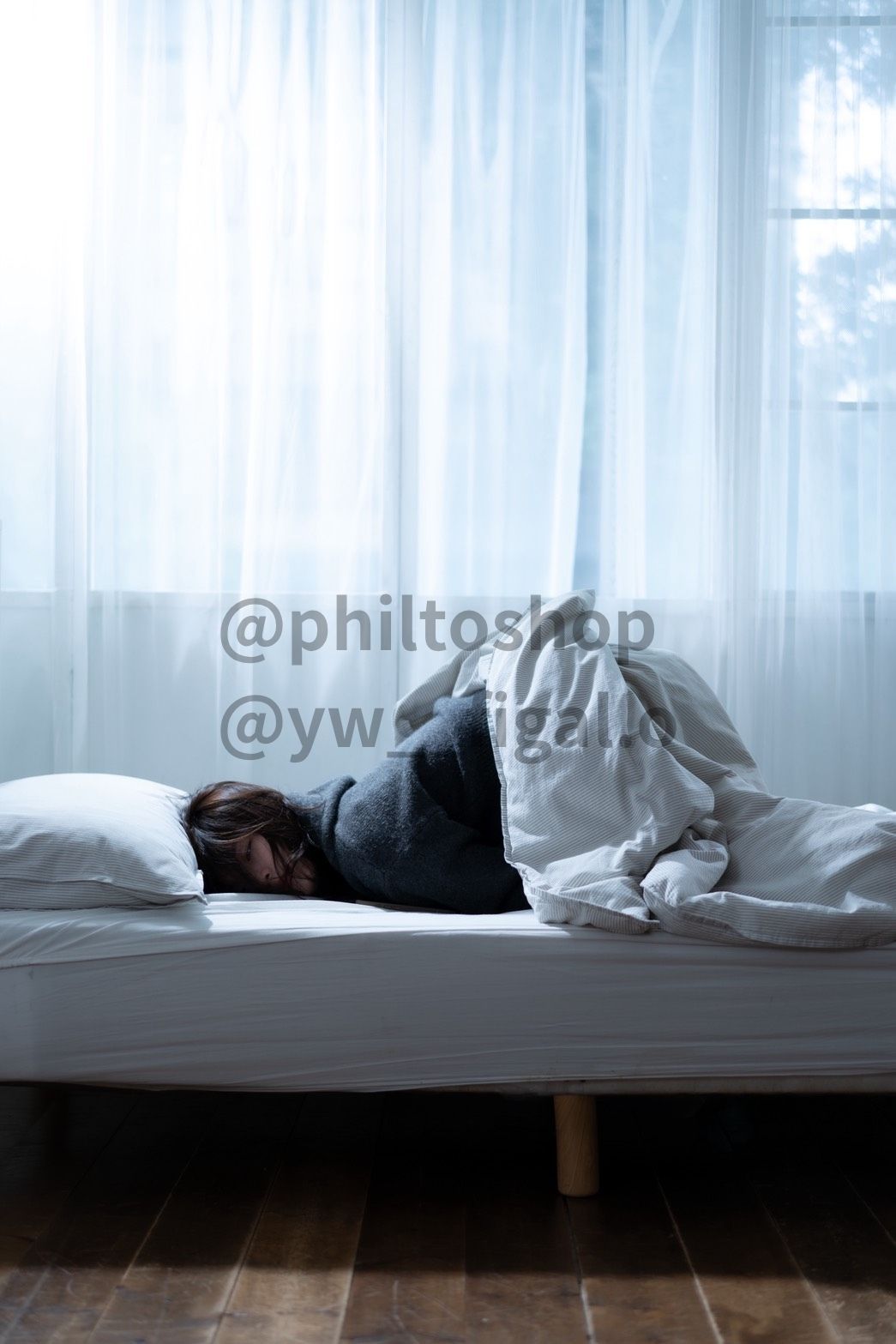 Philtoshp人像攝影作品-憂鬱藍調控制不住地灑滿整個房間