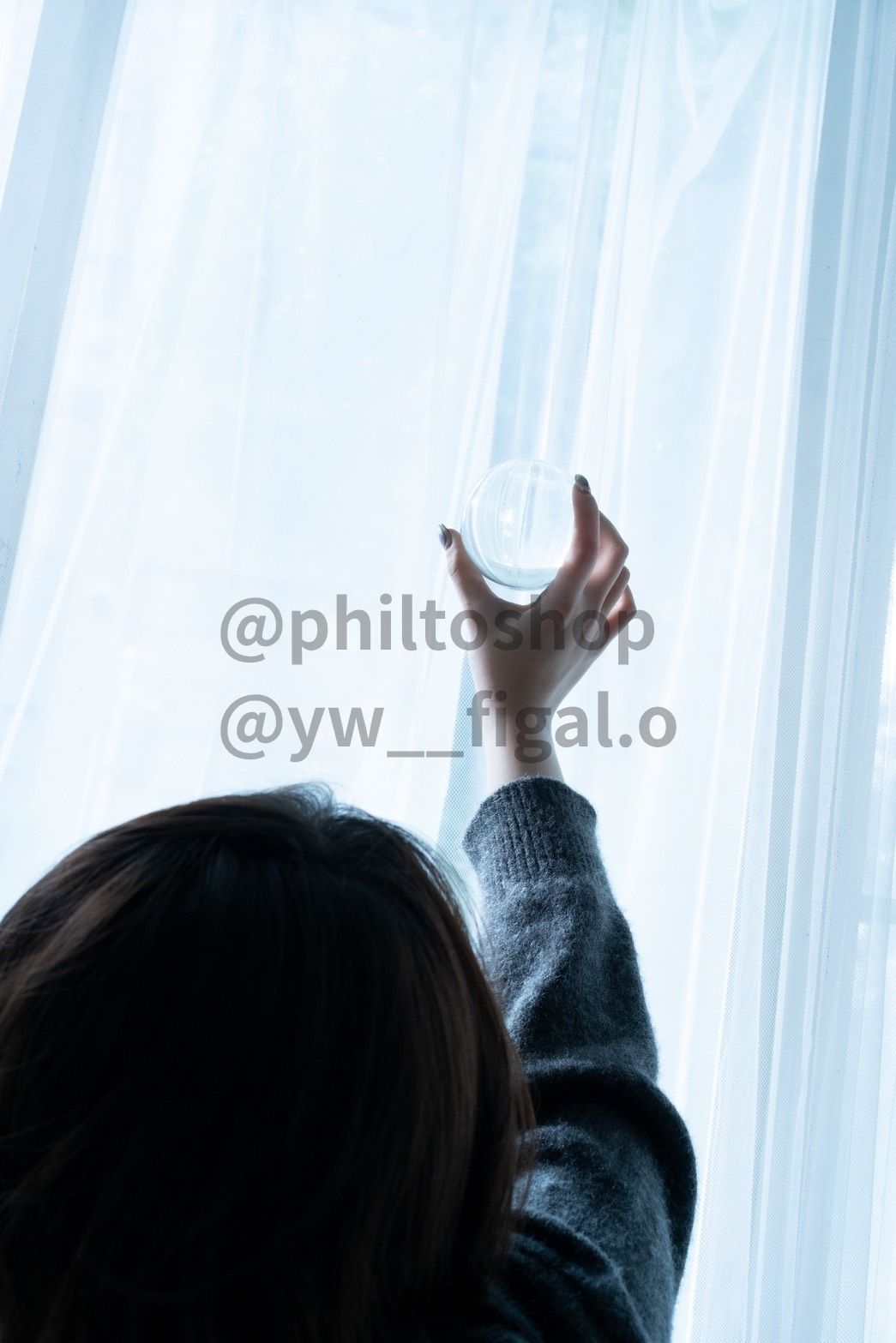 Philtoshp人像攝影作品-憂鬱藍調控制不住地灑滿整個房間